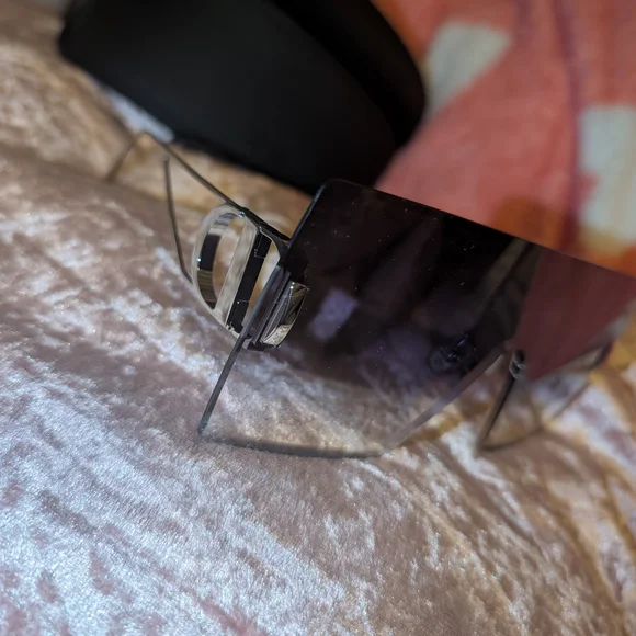 Chic Black Oversized Sunglasses - Picture 4 of 10